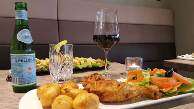 CAFÉ UM MOART CAFÉ UM MOART