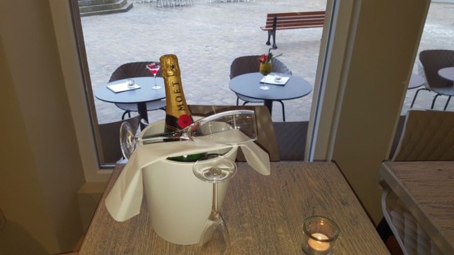 CAFÉ UM MOART CAFÉ UM MOART