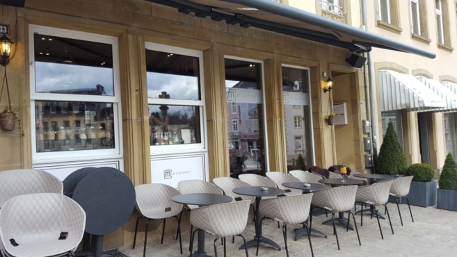 CAFÉ UM MOART CAFÉ UM MOART