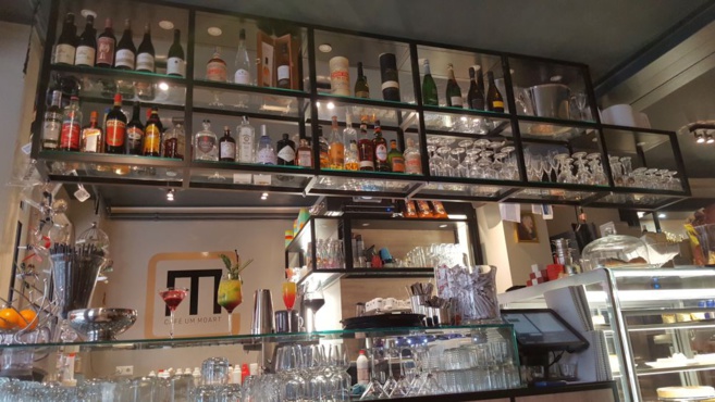 CAFÉ UM MOART CAFÉ UM MOART