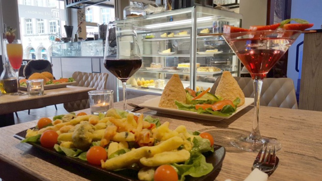 CAFÉ UM MOART CAFÉ UM MOART