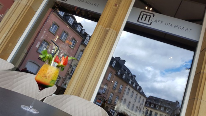 CAFÉ UM MOART CAFÉ UM MOART