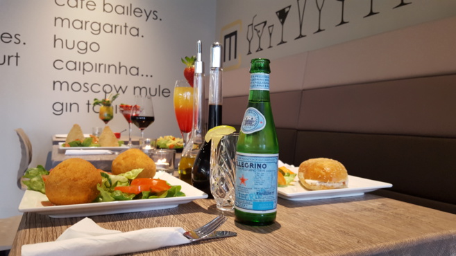 CAFÉ UM MOART CAFÉ UM MOART