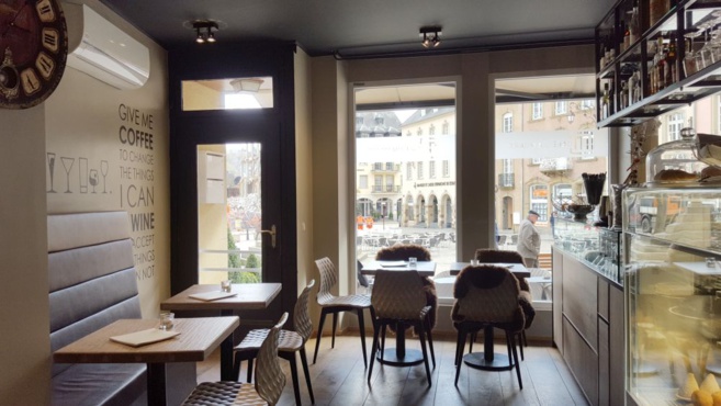 CAFÉ UM MOART CAFÉ UM MOART