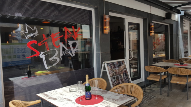 STEAK BAR