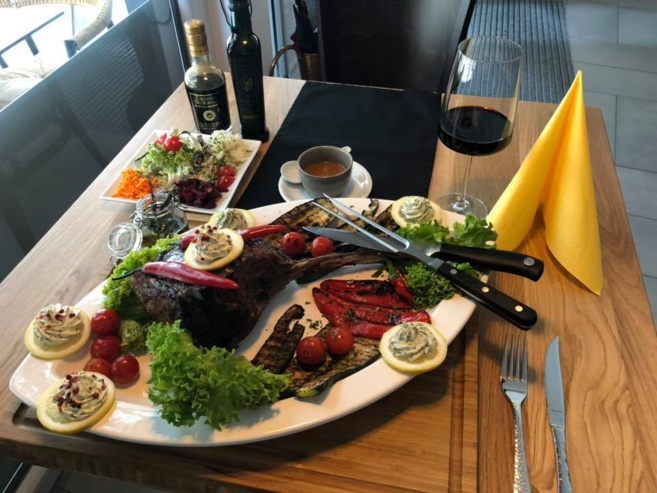 STEAK BAR